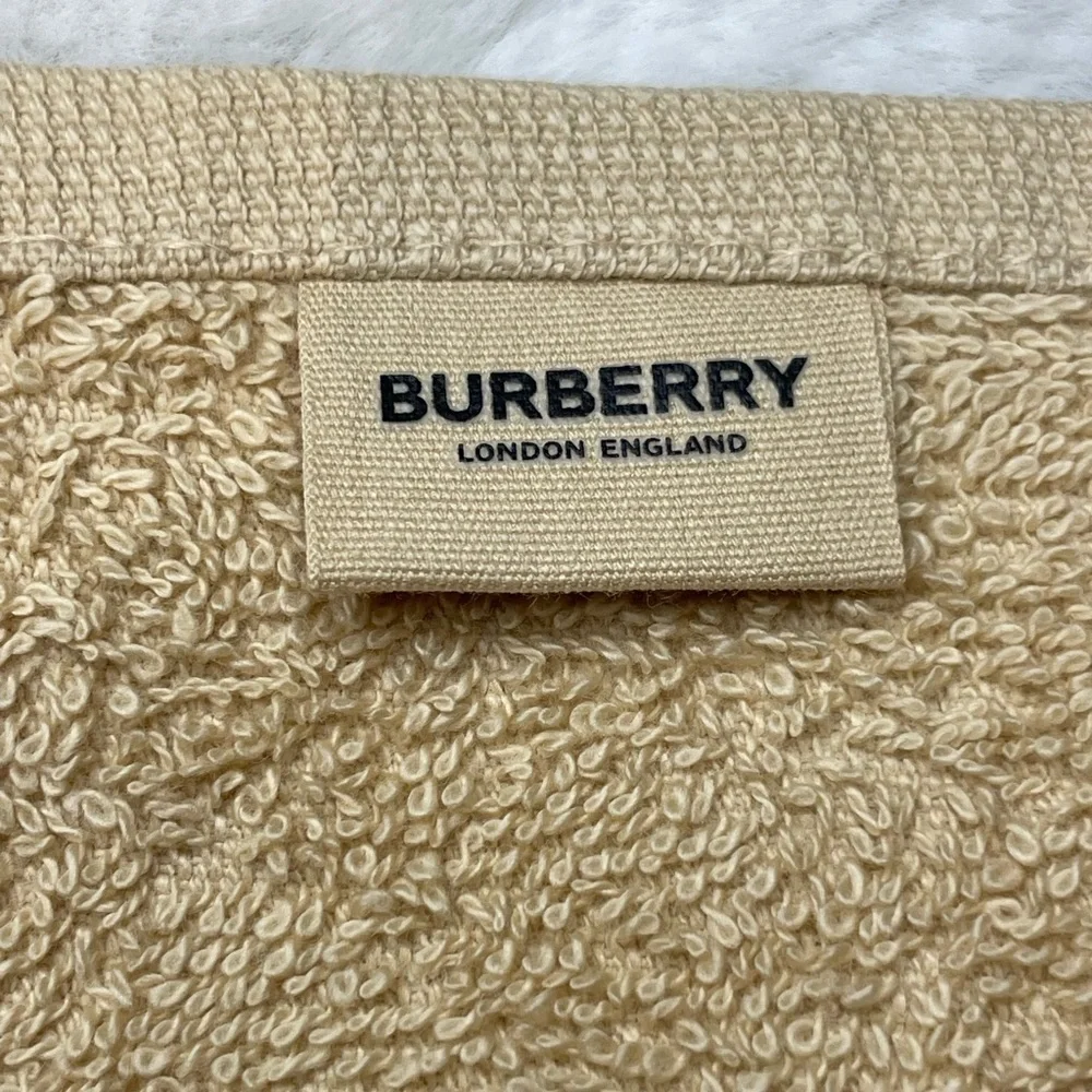 😍NEW😍 Thomas Burberry Monogrammed Facial Wash Cloth